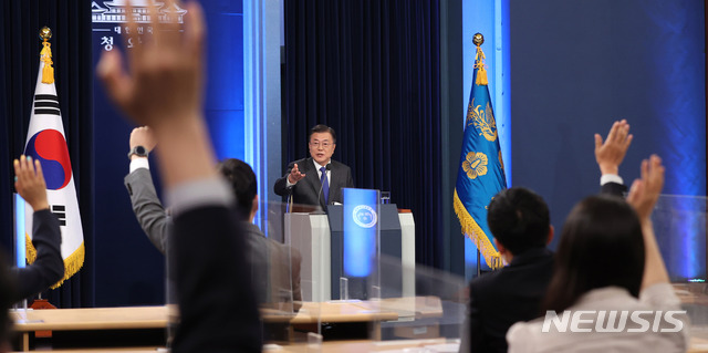 [서울=뉴시스]추상철 기자 = 문재인 대통령이 10일 오전 청와대 춘추관 대브리핑룸에서 취임4주년 특별연설을 마친 후 질문을 위해 손을 든 취재진을 지목하고 있다. 2021.05.10. scchoo@newsis.com