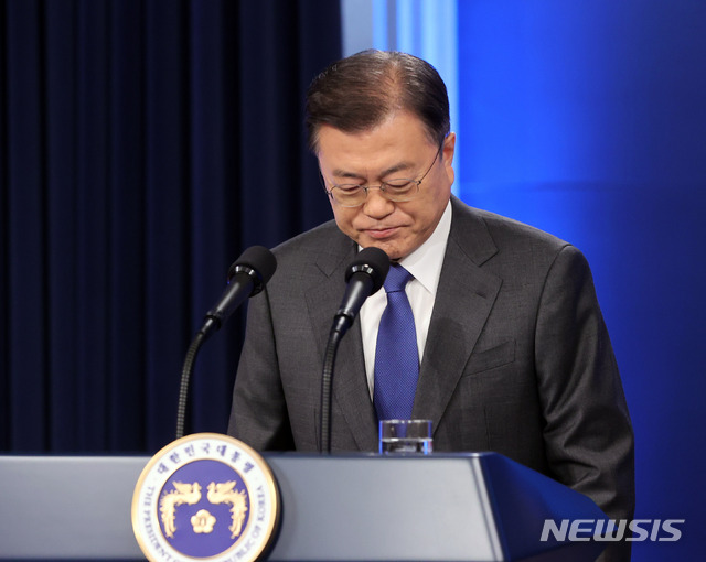 [서울=뉴시스]추상철 기자 = 문재인 대통령이 10일 오전 청와대 춘추관 대브리핑룸에서 취임4주년 특별연설에 참석하고 있다. 2021.05.10. scchoo@newsis.com