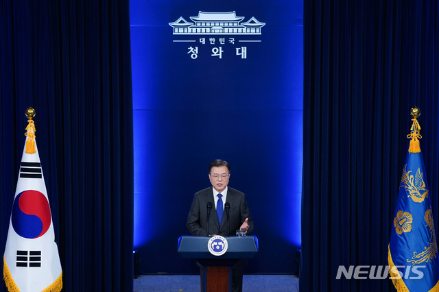 [서울=뉴시스]추상철 기자 = 문재인 대통령이 10일 오전 청와대 춘추관 대브리핑룸에서 취임4주년 특별연설을 하고 있다. 2021.05.10. scchoo@newsis.com