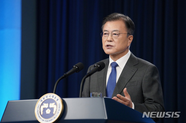 [서울=뉴시스]추상철 기자 = 문재인 대통령이 10일 오전 청와대 춘추관 대브리핑룸에서 취임4주년 특별연설을 하고 있다. 2021.05.10. scchoo@newsis.com