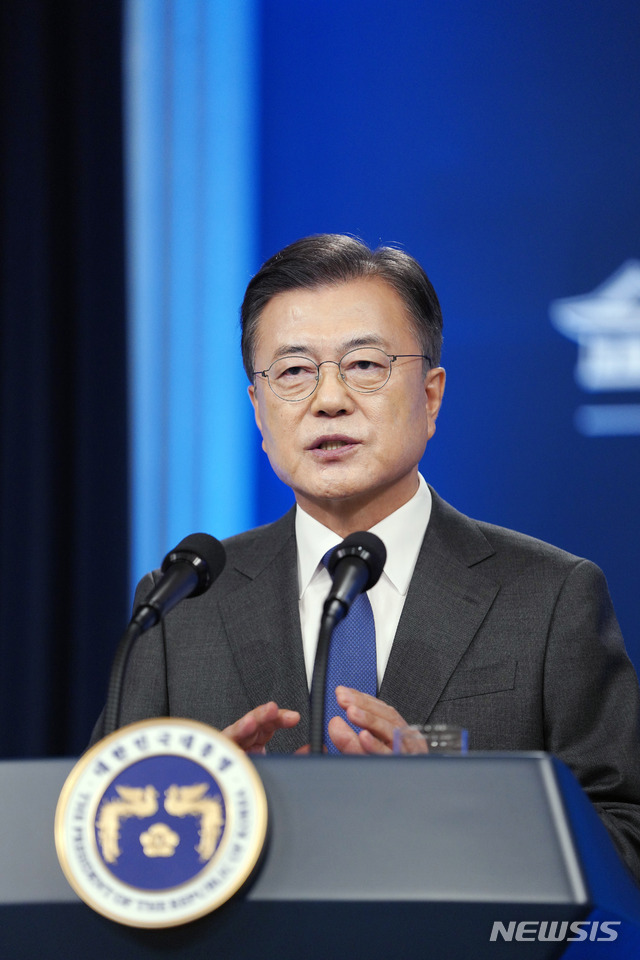 [서울=뉴시스]추상철 기자 = 문재인 대통령이 10일 오전 청와대 춘추관 대브리핑룸에서 취임4주년 특별연설을 하고 있다. 2021.05.10. scchoo@newsis.com