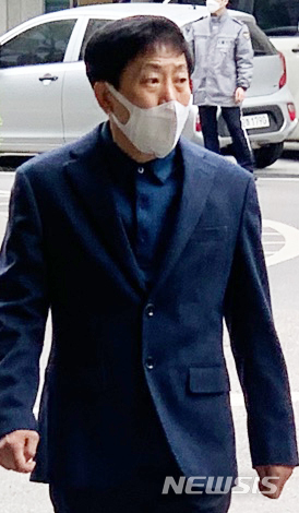 [서울=뉴시스]신재현 기자 = 박상학 자유북한운동연합 대표가 10일 오후 서울 종로구 서울지방경찰청으로 대북전단 살표 관련 남북관계발전에관한법률(남북관계발전법) 위반 혐의로 조사를 받기 위해 들어가고 있다. 2021.05.10. again@newsis.com