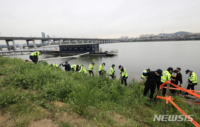 [서울=뉴시스]고범준 기자 = 10일 서울 서초구 반포한강공원 수상택시 승강장 앞에서 경찰이 한강 실종 대학생 A씨(22) 친구 휴대전화 수색 작업을 하고 있다. 2021.05.10. bjko@newsis.com