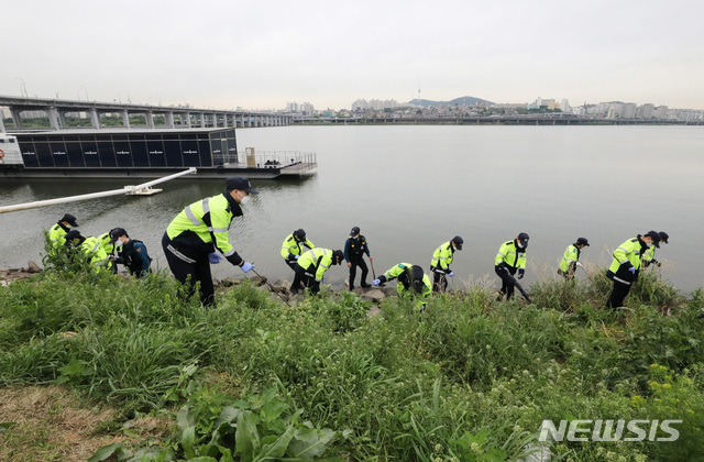 [서울=뉴시스]고범준 기자 = 지난 10일 서울 서초구 반포한강공원 수상택시 승강장 앞에서 경찰이 A(22)씨의 친구 B씨의 휴대전화 수색 작업을 하고 있다. 2021.05.10. bjko@newsis.com