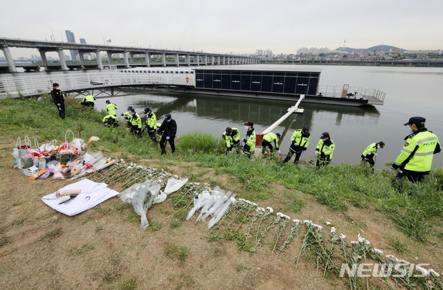 [서울=뉴시스]고범준 기자 = 지난 10일 서울 서초구 반포한강공원 수상택시 승강장 앞에서 경찰이 한강 실종 대학생 A(22)씨의 친구 B씨 휴대전화 수색 작업을 하고 있다. 2021.05.10. bjko@newsis.com