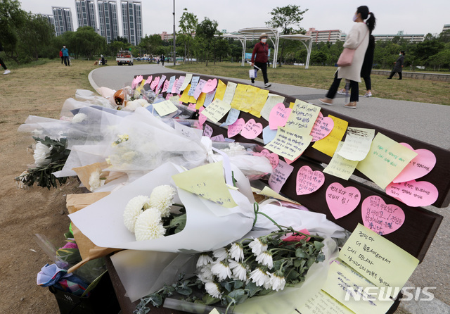 [서울=뉴시스]고범준 기자 = 10일 서울 서초구 반포한강공원 수상택시 승강장 인근 벤치에 마련된 고(故) 손정민 군의 추모 공간에 시민들이 가져온 꽃과 추모글 등이 놓여 있다. 2021.05.10. bjko@newsis.com
