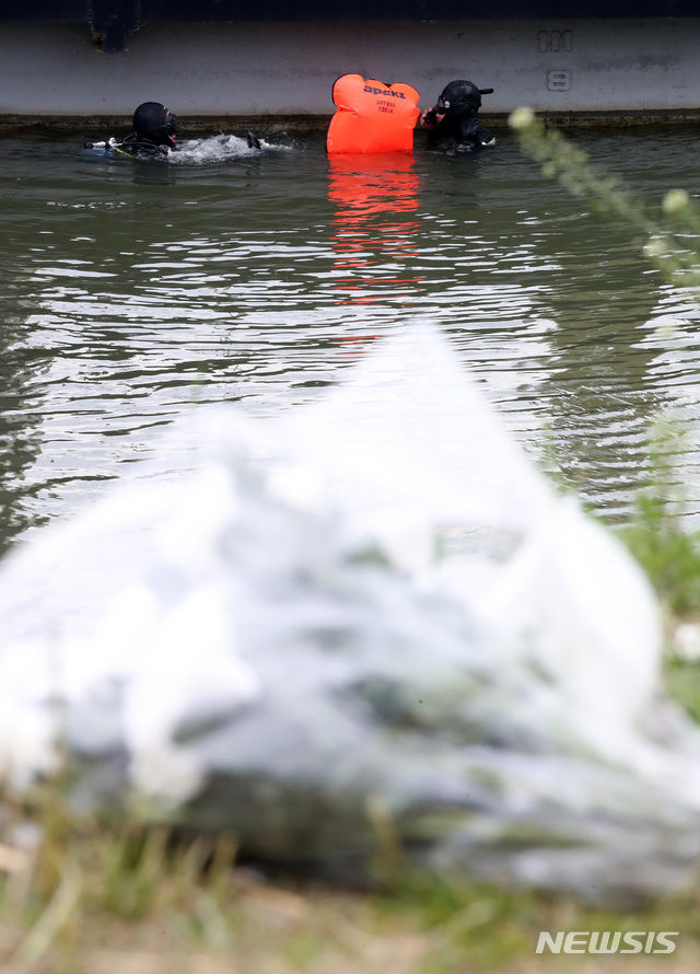 [서울=뉴시스]고범준 기자 = 10일 서울 서초구 반포한강공원 수상택시 승강장 앞에서 민간 잠수부들이 숨진 A(22)씨의 친구 휴대전화 수색 작업을 하고 있다. 2021.05.10. bjko@newsis.com