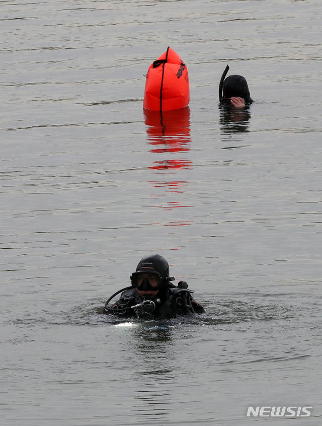 [서울=뉴시스]고범준 기자 = 지난 10일 서울 서초구 반포한강공원 수상택시 승강장 앞에서 민간 잠수부들이 고(故) 손정민 군의 친구 휴대전화 수색 작업을 하고 있다. 2021.05.10. bjko@newsis.com