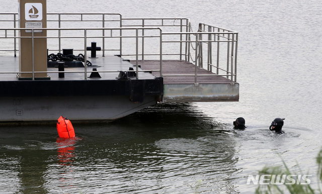 [서울=뉴시스]고범준 기자 = 10일 서울 서초구 반포한강공원 수상택시 승강장 앞에서 민간 잠수부들이 숨진 의대생 A(22)씨의 친구 휴대전화 수중 수색 작업을 하고 있다. 2021.05.10. bjko@newsis.com