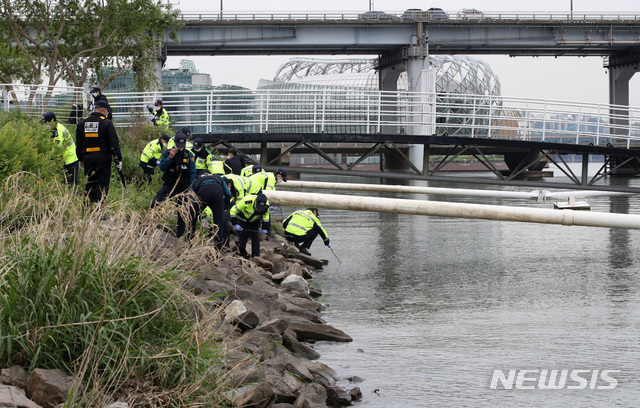 [서울=뉴시스]고범준 기자 = 10일 서울 서초구 반포한강공원 수상택시 승강장 앞에서 경찰이 고(故) 손정민 군의 친구 휴대전화 수색 작업을 하고 있다. 2021.05.10. bjko@newsis.com