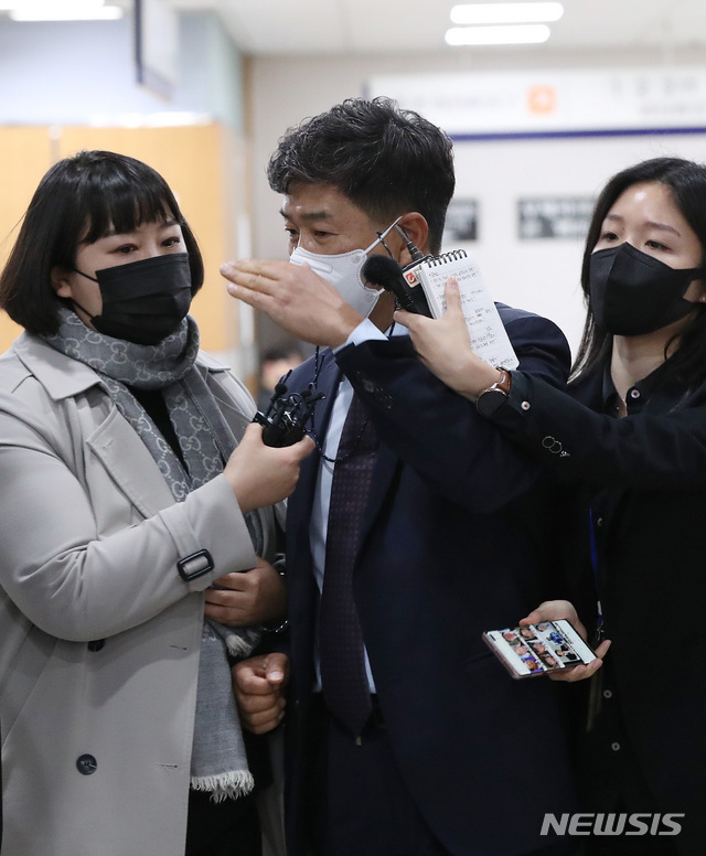 [서울=뉴시스]배훈식 기자 = 백원우 전 청와대 민정비서관이 10일 오후 서울 서초구 서울중앙지방법원에서 열린 청와대 하명수사 및 선거개입 의혹 관련 공판에 출석하며 취재진의 질문을 받고 있다.(공동취재사진) 2021.05.10. photo@newsis.com