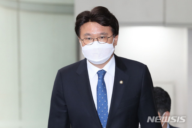 [서울=뉴시스]고범준 기자 = 청와대 하명수사 및 선거개입 의혹 관련 혐의로 재판에 넘겨진 황운하 전 울산지방경찰청장이 10일 오후 서울 서초구 서울중앙지법에서 열린 첫 공판에 출석하고 있다. (공동취재사진) 2021.05.10. photo@newsis.com