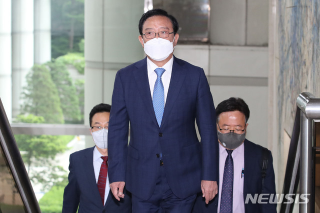 [서울=뉴시스]고범준 기자 = 청와대 하명수사 및 선거개입 의혹 관련 혐의로 재판에 넘겨진 송철호 울산시장이 10일 오후 서울 서초구 서울중앙지법에서 열린 첫 공판에 출석하고 있다. (공동취재사진) 2021.05.10. photo@newsis.com