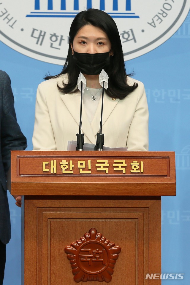 [서울=뉴시스]김진아 기자 = 신현영 더불어민주당 원내대변인. (공동취재사진) 2021.05.10. photo@newsis.com