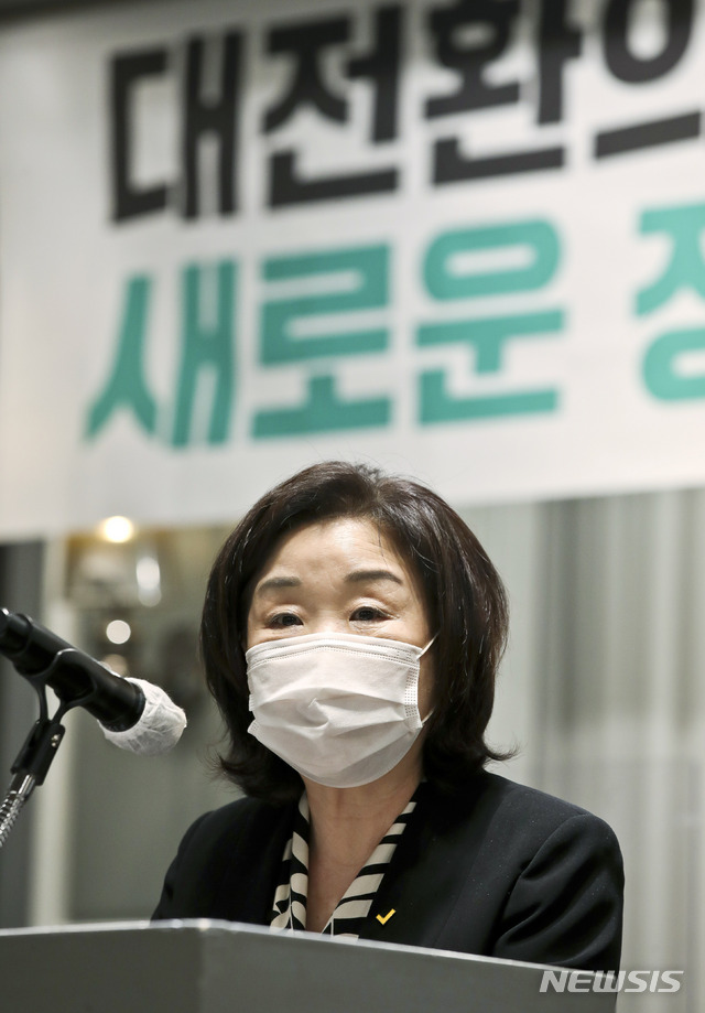 [서울=뉴시스]국회사진기자단 = 정의당 심상정 의원이 10일 서울 여의도 켄싱턴호텔에서 열린 '재전환의 시대, 새로운 정치의 모색' 정치 개혁 토론회에서 인사말을 하고 있다. 2021.05.10. photo@newsis.com