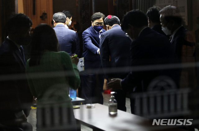 [서울=뉴시스]김진아 기자 = 송영길 더불어민주당 대표가 10일 오후 서울 여의도 국회에서 열린 비공개 의원총회에 참석하며 우원식 의원과 인사를 나누고 있다. (공동취재사진) 2021.05.10. photo@newsis.com