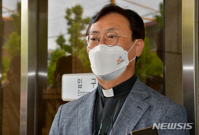 [광주=뉴시스] 변재훈 기자 = 5·18 항쟁 당시 헬기 사격을 증언한 고(故) 조비오 신부의 명예를 훼손한 혐의를 받는 전두환씨의 항소심 첫 재판이 열린 10일 오후 광주 동구 광주지법에서 고 조 신부의 조카이자 원고인 조영대 신부가 취재진과 만나 입장을 밝히고 있다. 2021.05.10. wisdom21@newsis.com