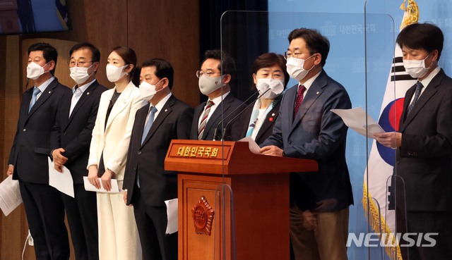 [서울=뉴시스]김진아 기자 = 박찬대 국회 총리인사청문특위 간사 등 더불어민주당 의원들이 10일 국회에서 김부겸 국무총리 후보자에 대한 인사청문 경과보고서 채택 불발에 대한 기자회견을 열고 있다. (공동취재사진) 2021.05.10. photo@newsis.com