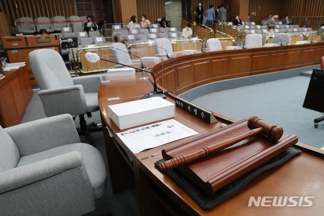 [서울=뉴시스]김진아 기자 = 김부겸 국무총리 후보자에 대한 인사청문 경과보고서 채택을 위한 국회 총리인사청문특위 전체회의가 10일 오후 특위 위원장인 국민의힘 서병수 의원이 불참하며 열지 않기로 함에 따라 더불어민주당 의원들만 참석한 채 회의가 열리지 않고 있다. (공동취재사진) 2021.05.10. photo@newsis.com