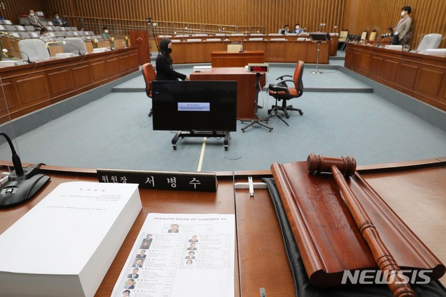 [서울=뉴시스]김진아 기자 = 김부겸 국무총리 후보자에 대한 인사청문 경과보고서 채택을 위한 국회 총리인사청문특위 전체회의가 지난 10일 오후 특위 위원장인 국민의힘 서병수 의원이 불참하며 열지 않기로 함에 따라 더불어민주당 의원들만 참석한 채 회의가 열리지 않고 있다. (공동취재사진) 2021.05.10. photo@newsis.com