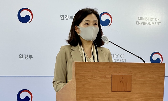 [서울=뉴시스] 김효정 환경부 대기미래전략과장이 11일 오전 정부세종청사 환경부 브리핑실에서 '2020년 공공부문 저공해차 구매실적 공개' 브리핑을 진행하고 있다. (사진=환경부 기자단 제공). 2021.05.11 photo@newsis.com *재판매 및 DB 금지