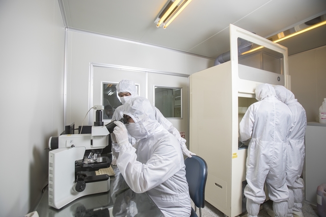 [부산=뉴시스] 산업통상자원부는 오는 2031년까지 차세대 반도체 분야 인력 3만6000명을 양성해 핵심 기술을 확보하겠다는 계획을 담은 'K-반도체 전략'을 13일 발표했다. 사진은 경남정보대 반도체전공 학생들의 실습 모습. (사진=경남정보대 제공) *재판매 및 DB 금지