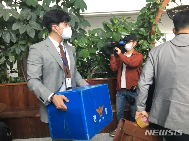 [대전=뉴시스] 김도현 기자 = 대전경찰청 부동산투기사범 특별수사대가 11일 오전 9시 30분부터 대전시청 노인복지과, 재난관리과, 도시계획과 등 8개소에 수사관 30명을 투입해 부동산 투기 의혹에 대한 압수수색을 벌이고 있다. 2021.05.11 photo@newsis.com 
