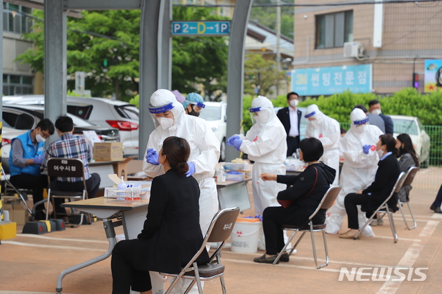 [여수=뉴시스]김석훈 기자 = 11일 전남 여수시청 본청사 주차장에서 시청직원들이 '코로나19' 진단검사를 받고 있다. 시는 국동임시별관청사 직원의 '코로나19' 확진에 따라 곳곳에 임시 선별진료소를 설치하고 시 산하 공무원 2300여 명에 대한 선제 검사를 실시하고 있다. 2021.05.11. kim@newsis.com
