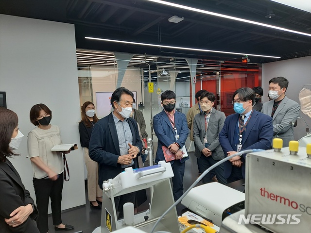  [서울=뉴시스]이준행 박셀바이오 대표가 써모피셔 사이언티픽 관계자와 스마트 제조공정을 살피고 있다.(자료 = 박셀바이오)