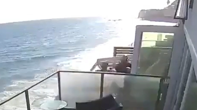 15~20명의 사람이 모여있던 발코니가 붕괴한 직후 영상. 가장자리에 서있던 두세명을 제외한 모든 인원이 발코니와 함께 추락했다. *재판매 및 DB 금지