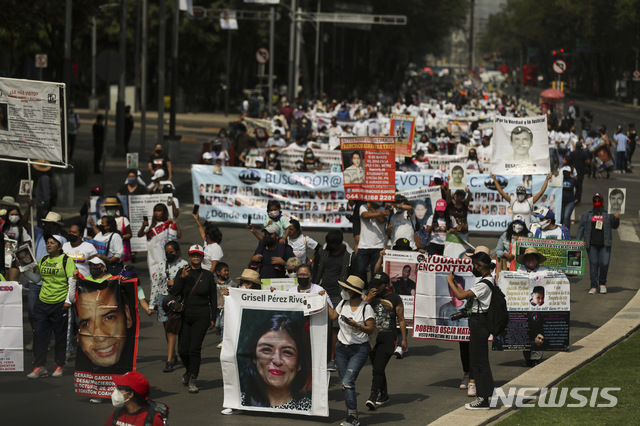 [멕시코시티=AP/뉴시스]'어머니날'인 10일(현지시간) 멕시코 수도 멕시코시티에서 실종자 어머니들이 실종된 자식들의 사진을 들고 행진하고 있다. 이날 멕시코시티 등 곳곳에서 실종자 자식을 둔 어머니들이 거리로 나와 행진하며 정부의 관심과 대책 마련을 요구했다. 2021.05.11.