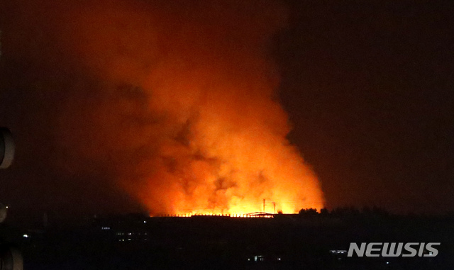 [가자지구=AP/뉴시스]10일(현지시간) 이스라엘의 보복 공습으로 가자 지구에서 화염과 연기가 치솟고 있다. '예루살렘의 날'인 이날 무장 정파 하마스는 이스라엘에 로켓탄 여러 발을 발사했고 이스라엘은 가자 지구를 보복 공습했다. 2021.05.11. 