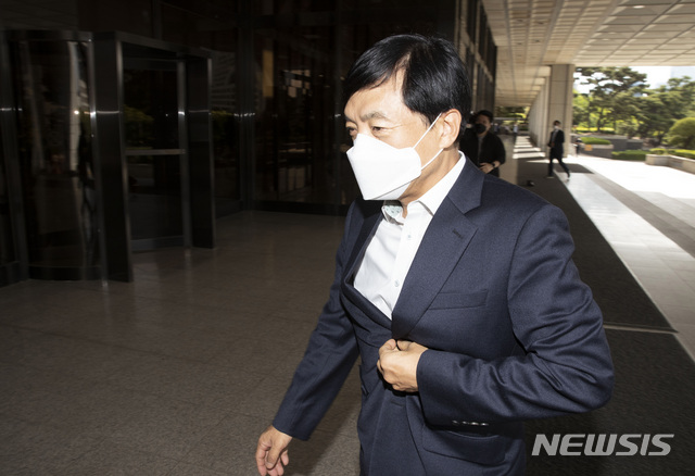 [서울=뉴시스]이영환 기자 = 이성윤 서울중앙지검장이 지난 11일 오전 서울 서초구 서울중앙지검으로 출근을 하고 있다.(공동취재사진) 2021.05.11. photo@newsis.com
