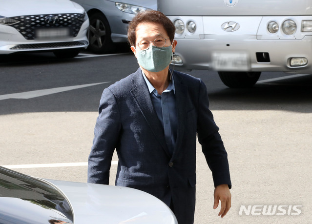 [서울=뉴시스]고범준 기자 = 조희연 서울시 교육감이 지난 11일 오전 서울 종로구 서울특별시교육청으로 출근하고 있다. 고위공직자범죄수사처는 조희연 서울시 교육감의 해직교사 특별채용 의혹을 첫 사건으로 정했다. 2021.05.11. bjko@newsis.com