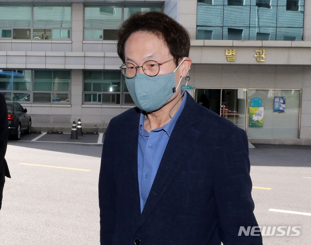 [서울=뉴시스]고범준 기자 = 조희연 서울시 교육감이 11일 오전 서울 종로구 서울특별시교육청으로 출근하고 있다. 고위공직자범죄수사처는 조희연 서울시 교육감의 해직교사 특별채용 의혹을 첫 사건으로 정했다. 2021.05.11. bjko@newsis.com