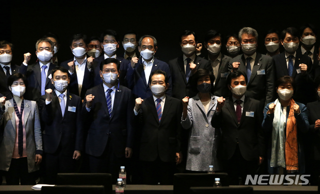 [서울=뉴시스]국회사진기자단 = 정세균 전 총리가 11일 서울 여의도 한 호텔에서 열린 정세균계 의원 모임인 ‘광화문포럼’에서 송영길 더불어민주당 대표 등 의원들과 기념촬영하고 있다. 2021.05.11. photo@newsis.com