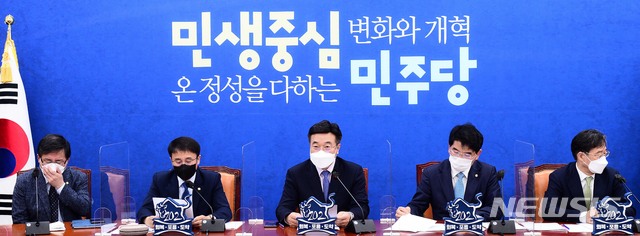 [서울=뉴시스]김진아 기자 = 윤호중 더불어민주당 원내대표가 지난 11일 오전 서울 여의도 국회에서 열린 원내대책회의에 참석해 발언하고 있다. (공동취재사진) 2021.05.11. photo@newsis.com