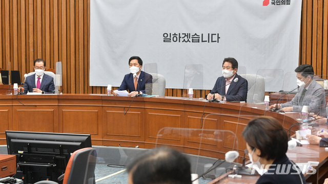 [서울=뉴시스]최동준 기자 = 국민의힘 김기현 대표 권한대행 겸 원내대표가 11일 서울 여의도 국회에서 열린 원내대책회의에서 발언하고 있다. (공동취재사진) 2021.05.11. photo@newsis.com