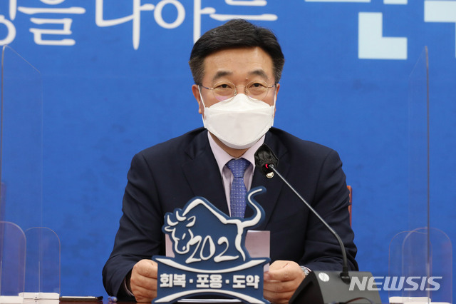 [서울=뉴시스]김진아 기자 = 윤호중 더불어민주당 원내대표가 11일 오전 서울 여의도 국회에서 열린 원내대책회의에서 발언하고 있다. (공동취재사진) 2021.05.11. photo@newsis.com