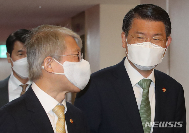 [서울=뉴시스]김명원 기자 = 최기영(왼쪽) 과학기술정보통신부 장관과 은성수 금융위원장이 지난 11일 오전 서울 종로구 정부서울청사에서 영상으로 열린 국무회의에 참석하고 있다. 2021.05.11. kmx1105@newsis.com
