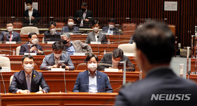 [서울=뉴시스]전진환 기자 = 더불어민주당 재선의원들이 11일 오전 송영길 대표와의 간담회가 열린 서울 여의도 국회 예결위회의장에서 인사말을 듣고 있다. 2021.05.11. amin2@newsis.com
