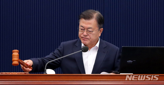 [서울=뉴시스]추상철 기자 = 문재인 대통령이 11일 오전 청와대 여민관에서 열린 제20회 국무회의에 참석해 의사봉을 두드리고 있다. 2021.05.11. scchoo@newsis.com