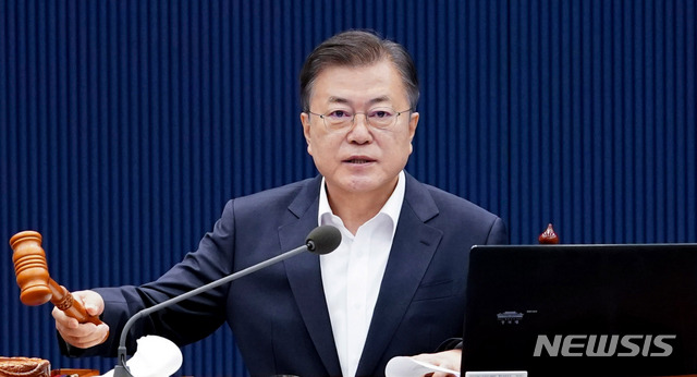 [서울=뉴시스]추상철 기자 = 문재인 대통령이 지난 11일 오전 청와대 여민관에서 열린 제20회 국무회의에 참석해 의사봉을 두드리고 있다. 2021.05.11. scchoo@newsis.com