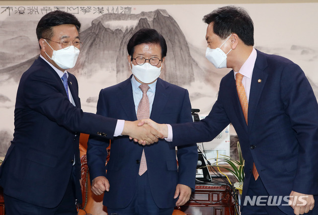 [서울=뉴시스]최동준 기자 = 더불어민주당 윤호중 원내대표, 국민의힘 김기현 대표 권한대행 겸 원내대표가 11일 서울 여의도 국회에서 열린 박병석 국회의장 주재 원내대표 회동에서 악수하고 있다. (공동취재사진) 2021.05.11. photo@newsis.com