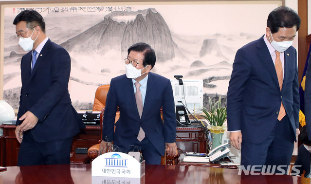 [서울=뉴시스]최동준 기자 = 더불어민주당 윤호중 원내대표, 국민의힘 김기현 대표 권한대행 겸 원내대표가 11일 서울 여의도 국회에서 열린 박병석 국회의장 주재 원내대표 회동에서 기념촬영을 마치고 자리로 향하고 있다. (공동취재사진) 2021.05.11. photo@newsis.com