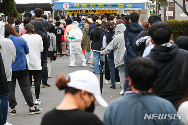 [제주=뉴시스]우장호 기자 = 제주 지역 코로나19 하루 확진자가 20명대에 이르는 등 확산세가 이어지는 11일 오전 제주시보건소가 코로나19 검사를 받으려는 시민들의 발걸음으로 분주하다. 제주도 방역당국은 이날 확진자는 24명으로 올해 들어 가장 많은 숫자를 기록했다고 발표했다. 2021.05.11. woo1223@newsis.com