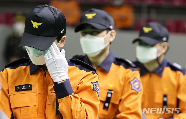 [용인=뉴시스]경기사진공동취재단 = 11일 경기도 용인시 용인실내체육관에서 열린 순직 소방공무원(故 신진규 소방교) 영결식에서 동료 소방관들이 슬픔에 잠겨있다. 2021.05.11. photo@newsis.com