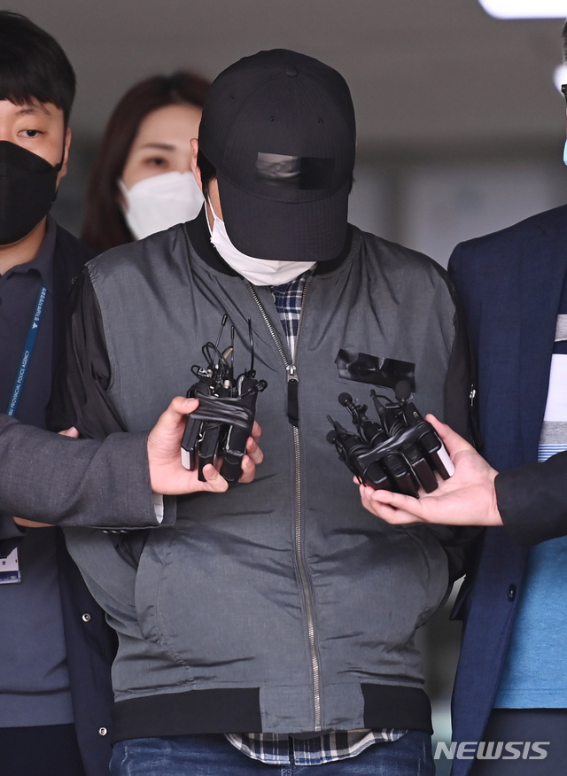 [수원=뉴시스]김종택기자 = 두 살 입양아를 학대해 의식 불명에 빠트린 혐의를 받는 양부 A씨가 11일 오후 구속 전 피의자 심문(영장실질심사)에 출석하기 위해 경기도 수원남부경찰서를 나오고 있다. 양부는 경찰 조사에서 이달에만 아이를 주먹과 구둣주걱 등으로 세 차례 폭행했다고 진술했다. 2021.05.11. jtk@newsis.com