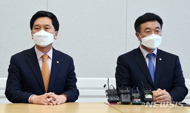 [서울=뉴시스]최동준 기자 = 윤호중(오른쪽) 더불어민주당 원내대표와 김기현 국민의힘 당대표 권한대행 겸 원내대표가 11일 오후 서울 여의도 국회에서 회동하고 있다. (공동취재사진) 2021.05.11. photo@newsis.com