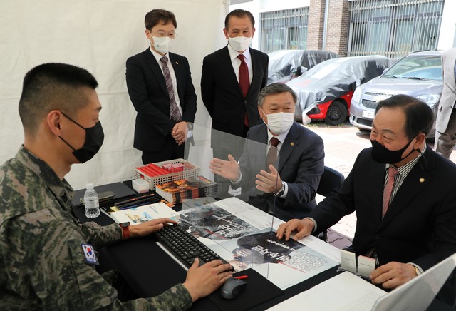 [서울=뉴시스]정석환 병무청장과 국회 국방위 한기호 의원이 11일 '찾아가는 병역진로설계행사'가 열린 강원도 춘천기계공업고등학교를 방문해 해병대 상담관과 대화를 하고 있다. (사진=병무청 제공) 2021.05.11. photo@newsis.com *재판매 및 DB 금지
